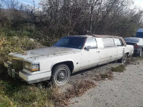 Cadillac Fleetwood (1995) spotted in Zalău, Romania