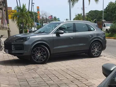 Porsche Cayenne (2023) spotted in Manzanillo, Mexico