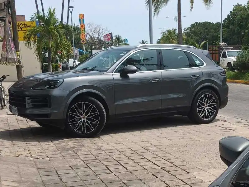Porsche Cayenne (2023) spotted in Manzanillo, Mexico