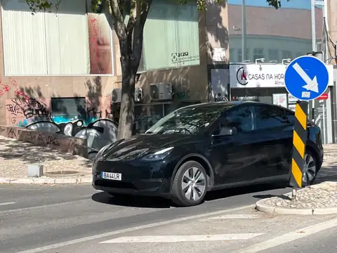 Tesla Model Y (2022) spotted in Lisbon, Portugal