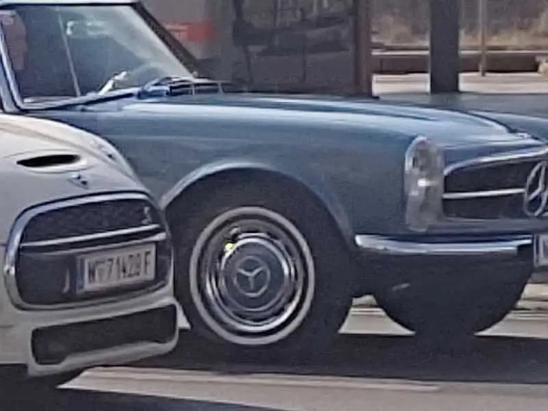 Mercedes-Benz SL-Class Pagoda (1967) spotted in Vienna, Austria
