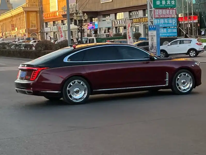 Hongqi L5 spotted in Manzhouli