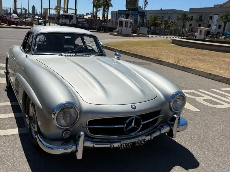 Mercedes-Benz 300SL spotted in Buenos Aires