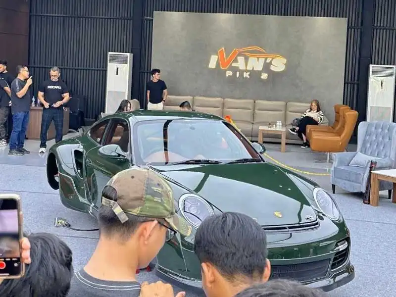 Porsche 911 GT2 (2021) spotted in Jakarta, Indonesia