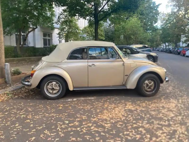 Volkswagen Beetle Convertible (1973) spotted in Berlin, Germany