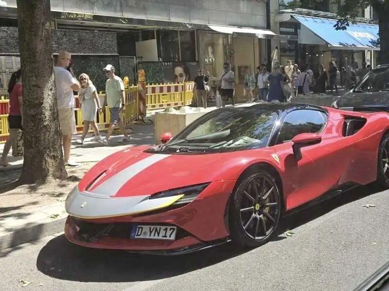 Ferrari SF90 Stradale (2020) spotted in Düsseldorf, Germany