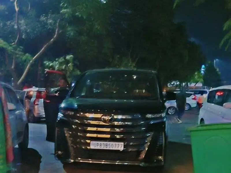 Toyota Vellfire (2020) spotted in Delhi, India