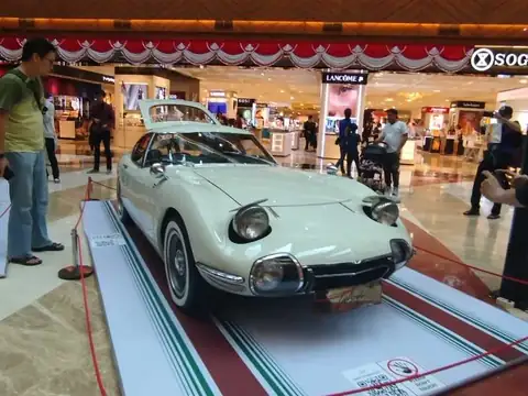 Toyota 2000GT (1967) spotted in Jakarta, Indonesia