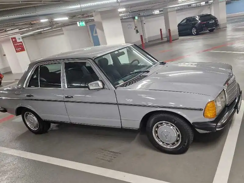 Mercedes-Benz 280E (1985) spotted in Berlin, Germany