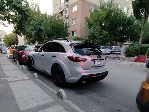 Infiniti QX70 (2016) spotted in Istanbul, Turkey