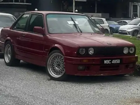 BMW 3 Series E30 (1982) spotted in Petaling Jaya, Malaysia