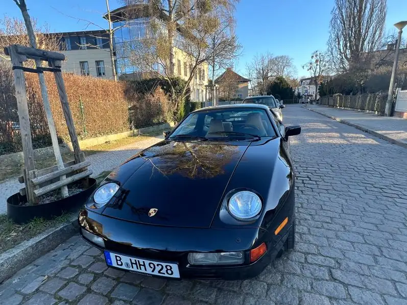 Porsche 928 (1984) spotted in Potsdam, Germany