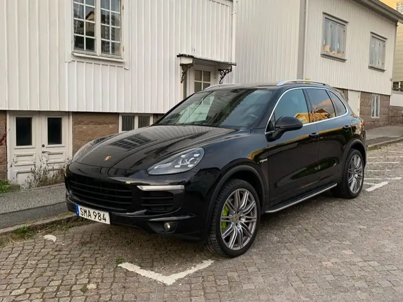 Porsche Cayenne S E-Hybrid (2019) spotted in Kungshamn, Sweden
