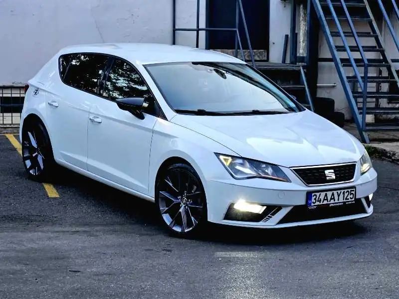 Seat Leon (2017) spotted in Sancaktepe, Turkey