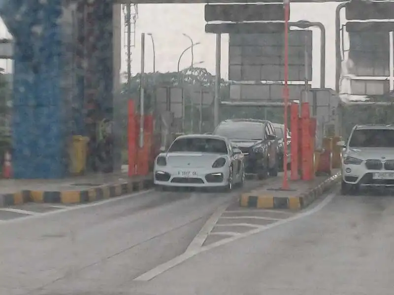 Porsche 718 Cayman (2017) spotted in South Tangerang, Indonesia