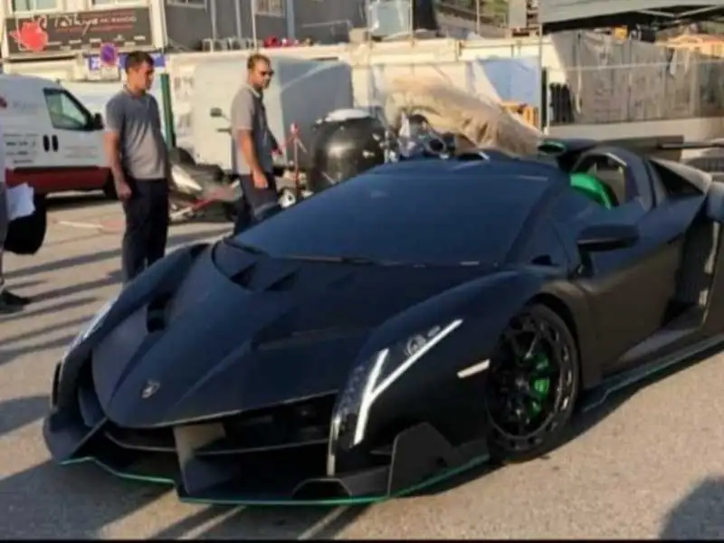 Lamborghini Veneno (2015) spotted in Milan, Italy