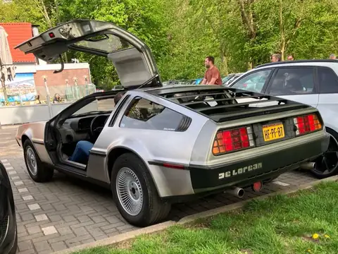 DeLorean DMC-12 spotted in Hrymailiv