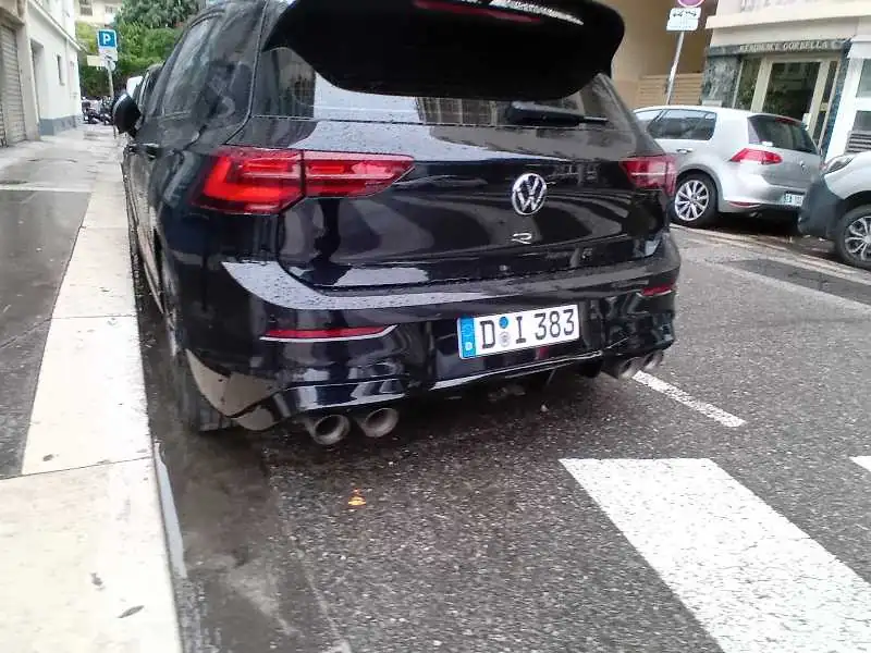 Volkswagen Golf R spotted in Nice
