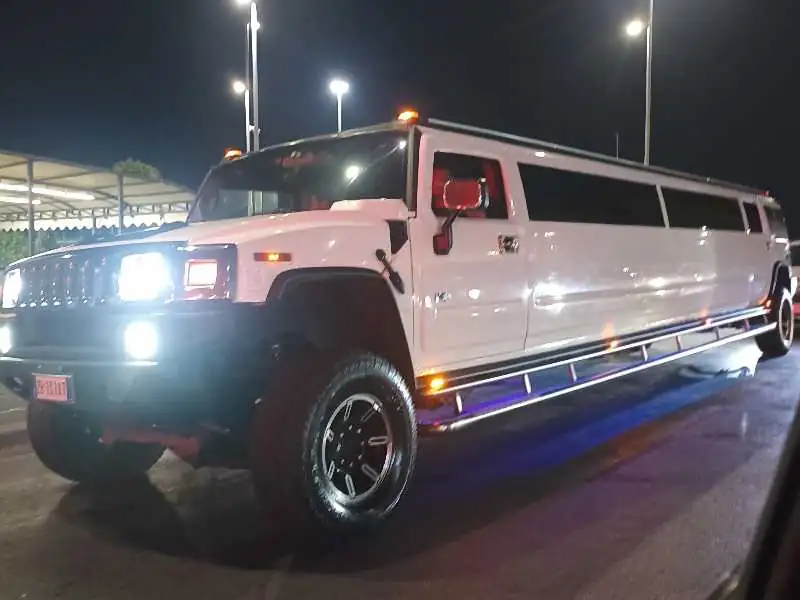Hummer H2 (2005) spotted in Naples, Italy