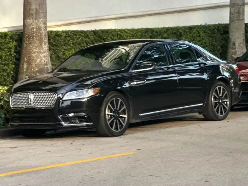 Lincoln Continental spotted in Hollywood