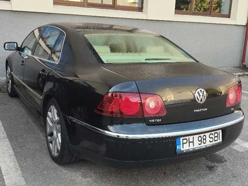 Volkswagen Phaeton (2002) spotted in Câmpina, Romania