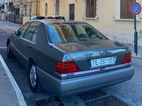 Mercedes-Benz 500 SE (1990) spotted in Pescara, Italy
