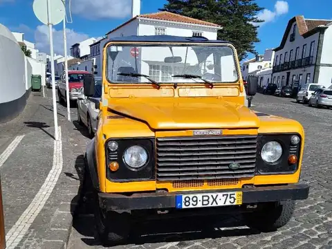 Land Rover Defender (1989) spotted in Praia, Portugal