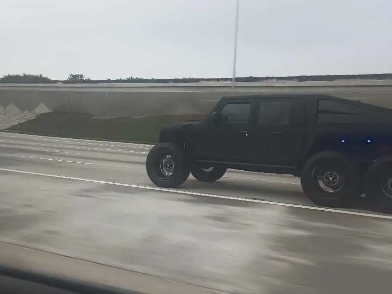 Hummer H1 (2006) spotted in Three Rivers, United States