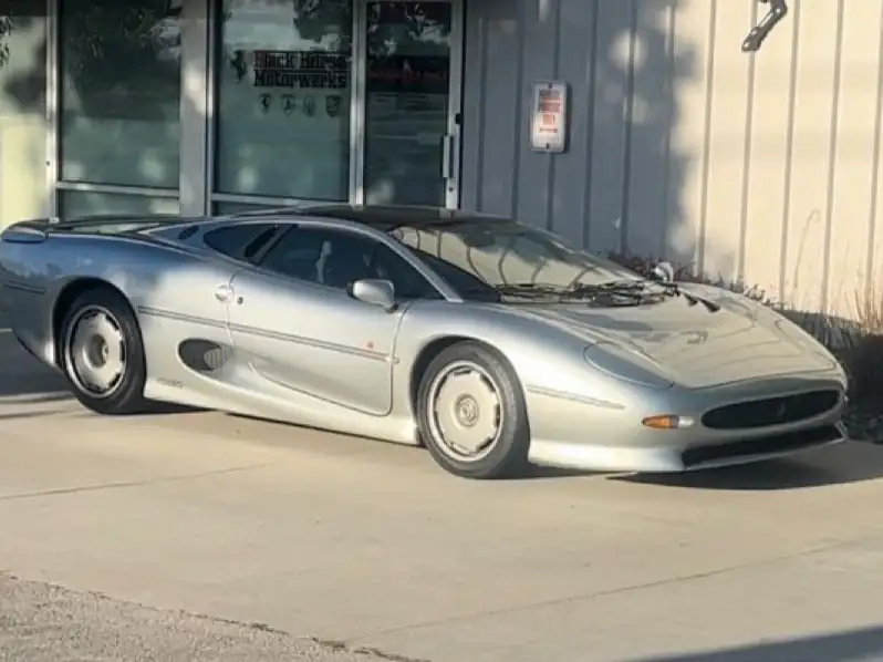 Jaguar XJ220 (1992) spotted in Kansas City, United States