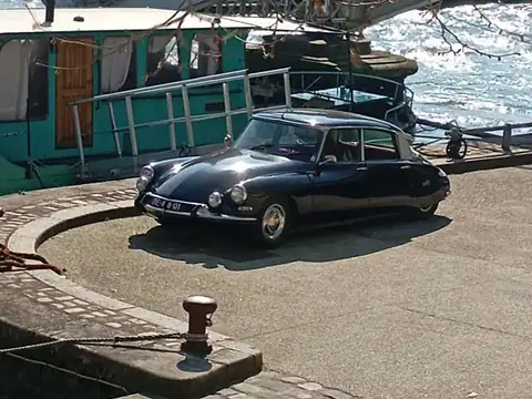 Citroën DS (1960) spotted in Paris, France