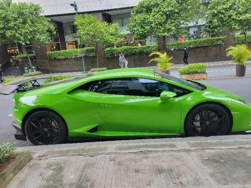 Lamborghini Huracán (2015) spotted in Makati City, Philippines