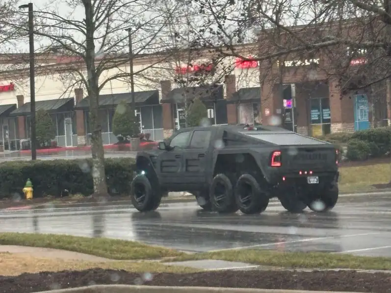 Hummer H1 (2020) spotted in Akureyri, Iceland