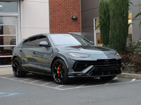 Lamborghini Urus (2021) spotted in Portland, United States