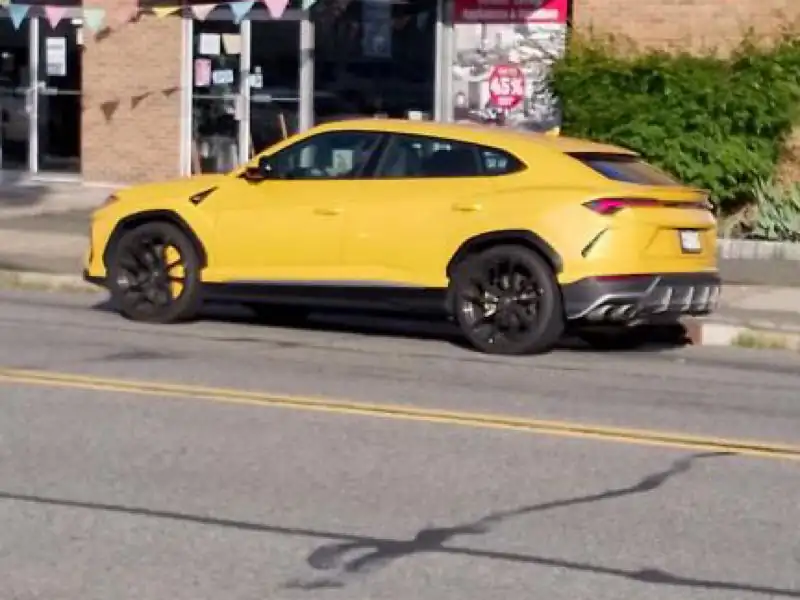 Lamborghini Urus (2021) spotted in Edison, United States