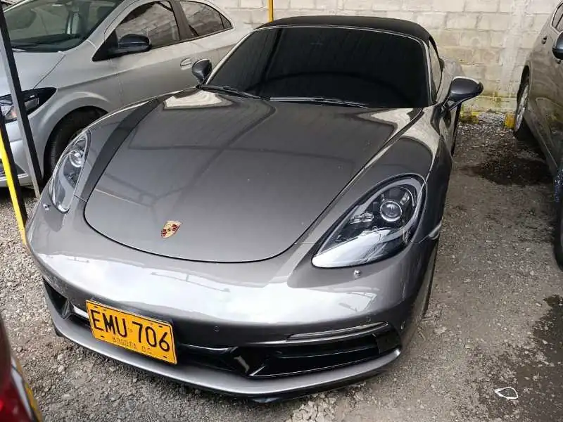 Porsche 718 Cayman (2020) spotted in Medellín, Colombia