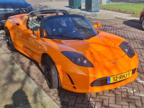 Tesla Roadster spotted in The Hague