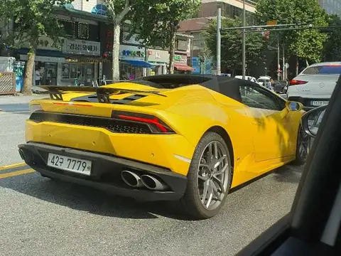 Lamborghini Huracán (2021) spotted in Seoul, South Korea