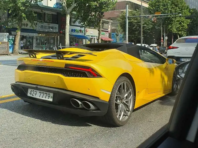 Lamborghini Huracán (2021) spotted in Seoul, South Korea