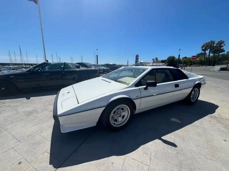 Lotus Esprit (1980) spotted in Lisbon, Portugal