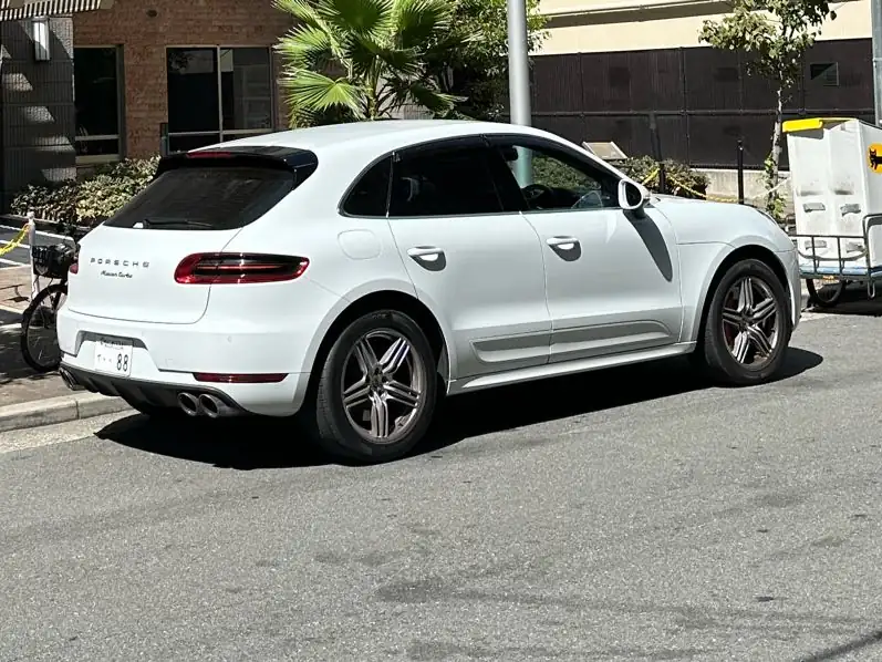 Porsche Macan Turbo (2020) spotted in Osaka, Japan