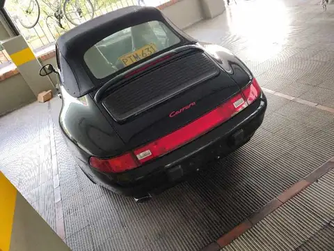 Porsche 911 Carrera (1995) spotted in Medellín, Colombia