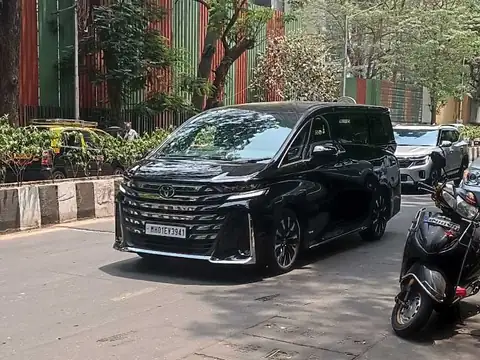 Toyota Alphard spotted in Mumbai