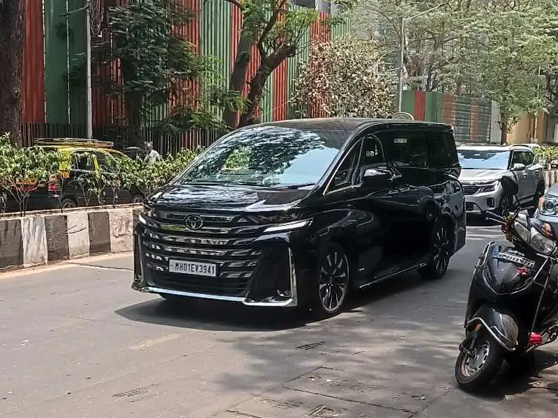 Toyota Alphard (2020) spotted in Mumbai, India