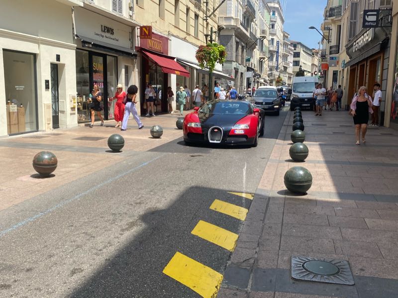 Bugatti Veyron spotted in Cannes