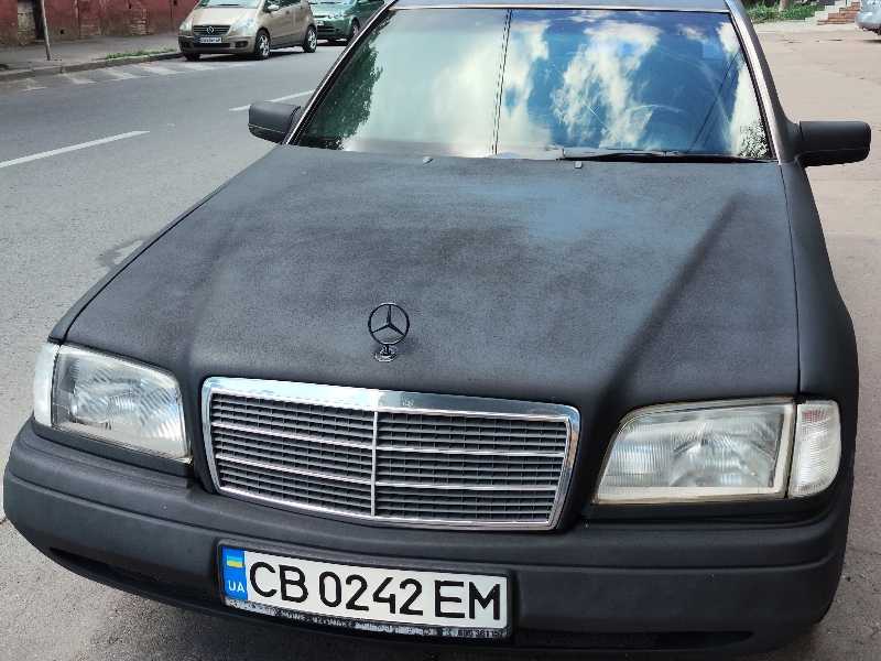 Mercedes-Benz W124 spotted in Chernihiv