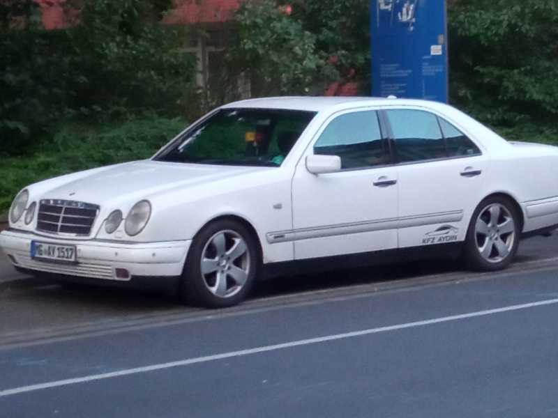 Mercedes-Benz E-Class (1995) spotted in Mönchengladbach, Germany