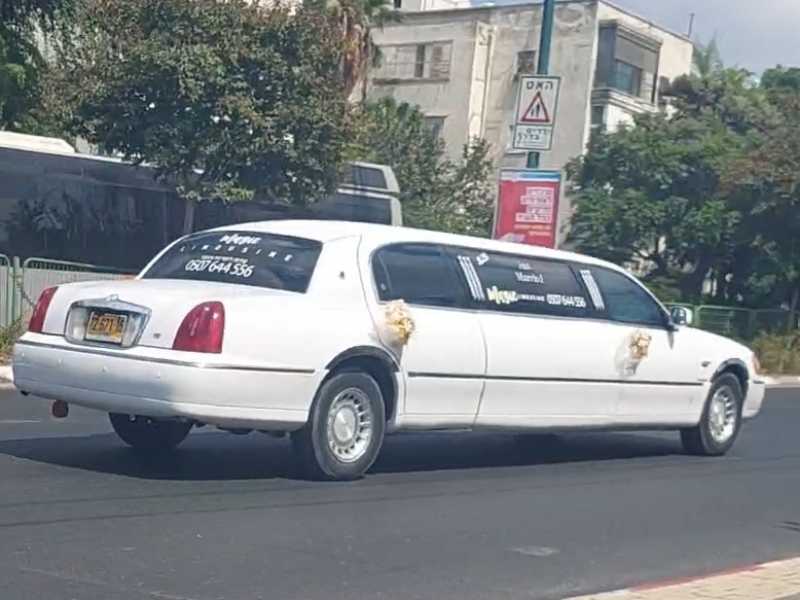 Lincoln Town Car Limo spotted in Tel Aviv