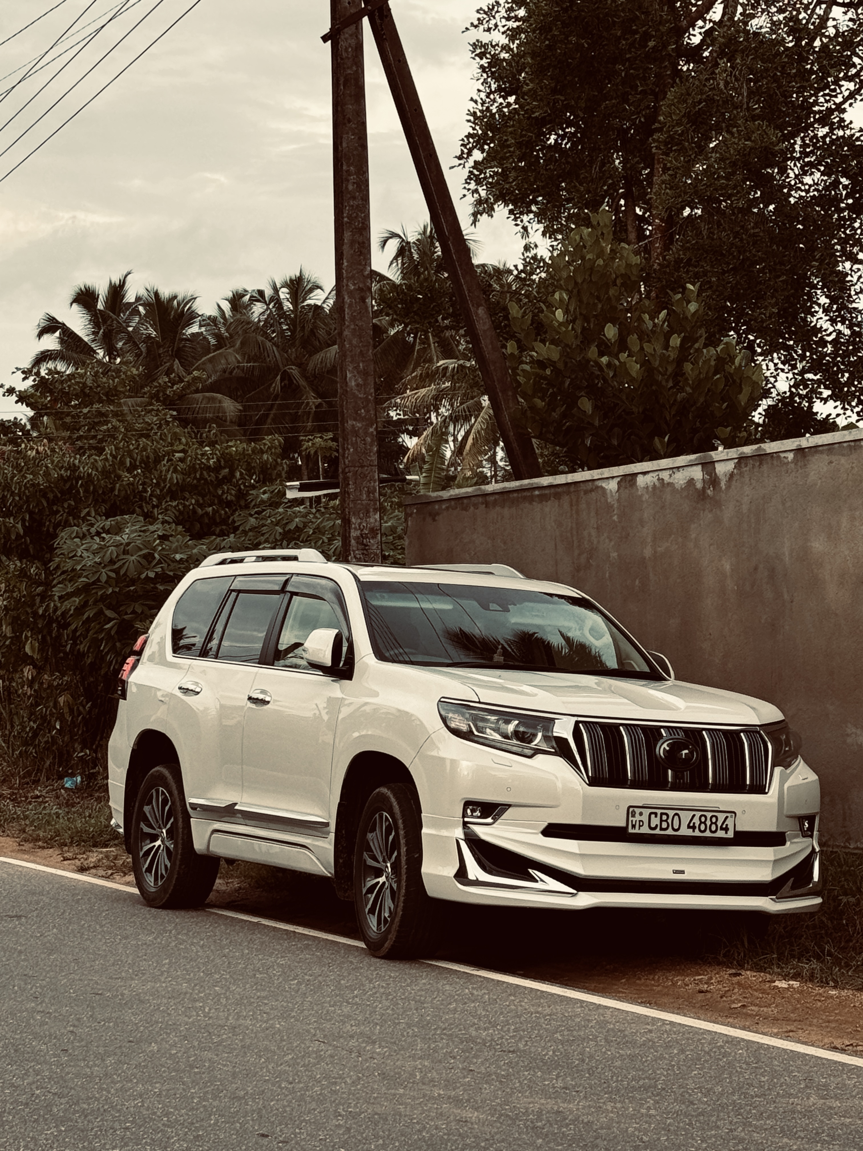 Toyota Land Cruiser Prado spotted in Dambulla