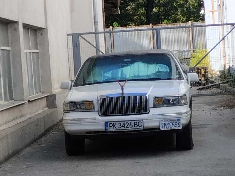 Lincoln Town Car spotted in Pernik