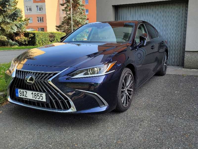 Lexus ES (2022) spotted in Leština u Světlé, Czechia